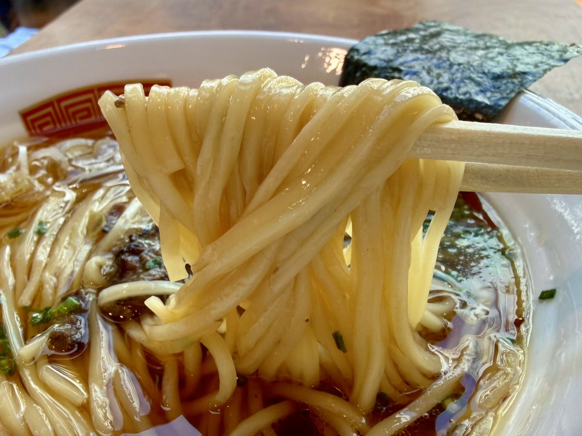 heyjoe2006's tweet photo. Ramen FeeL特別営業にて Tokyo2026。雑誌RICE10周年イベントでFeeL3周年限定「Tokyo」をリコンストラクトです。尖らず旨味タップリのスープは恐らく色々突っ込んでるのにストレス無し。素材感を出さず上湯の様で、後半は中毒性上がります。親しみ易い大衆性の中に少し感じる冷静な狂気。刻まれました。 https://t.co/J2CkTYcuIY