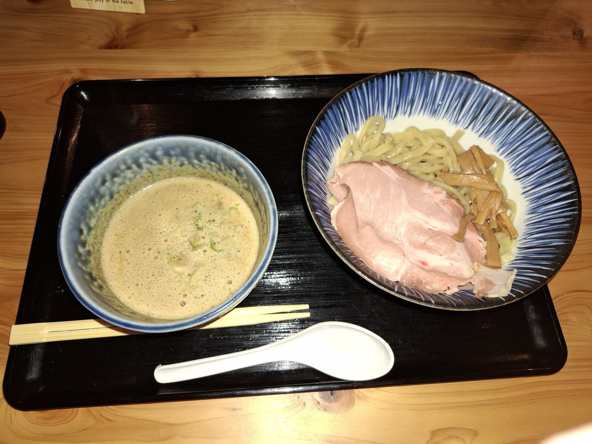 hiro_na8_bp's tweet photo. メントサケ@伊勢崎
限定A「豚骨魚介つけ麺」
仕事帰りにちょいと寄り道。
麺がウメー(^_^)/~~もち姫使ってるそうです。つけ汁と合わせると更にウメー👍大盛断らなければよかった(笑)
薄切り大判レアチャーやメンマもいい感じです。ご馳走さまでした。
@mentosake2024 https://t.co/jZMyKtJ8sl