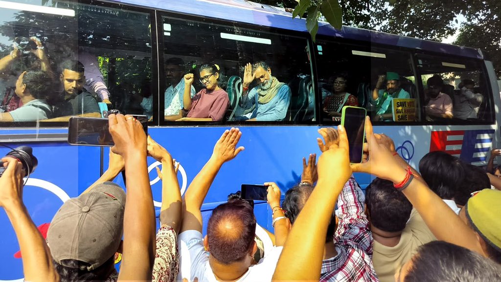 _YogendraYadav's tweet photo. जब आदेशों का पालन नहीं होता, करोड़ों मतदाताओं के नाम कट जाते हैं और न्याय के लिए लोग वर्षों इंतज़ार करते हैं, तब सवाल सिर्फ़ न्यायपालिका की स्वतंत्रता का नहीं, उसकी जवाबदेही का भी है। 

हम अदाल��� पर दबाव डालने नहीं, संविधान के संरक्षक के रूप में उसकी भूमिका को मज़बूत करने आ रहे हैं। #ChaloDelhi