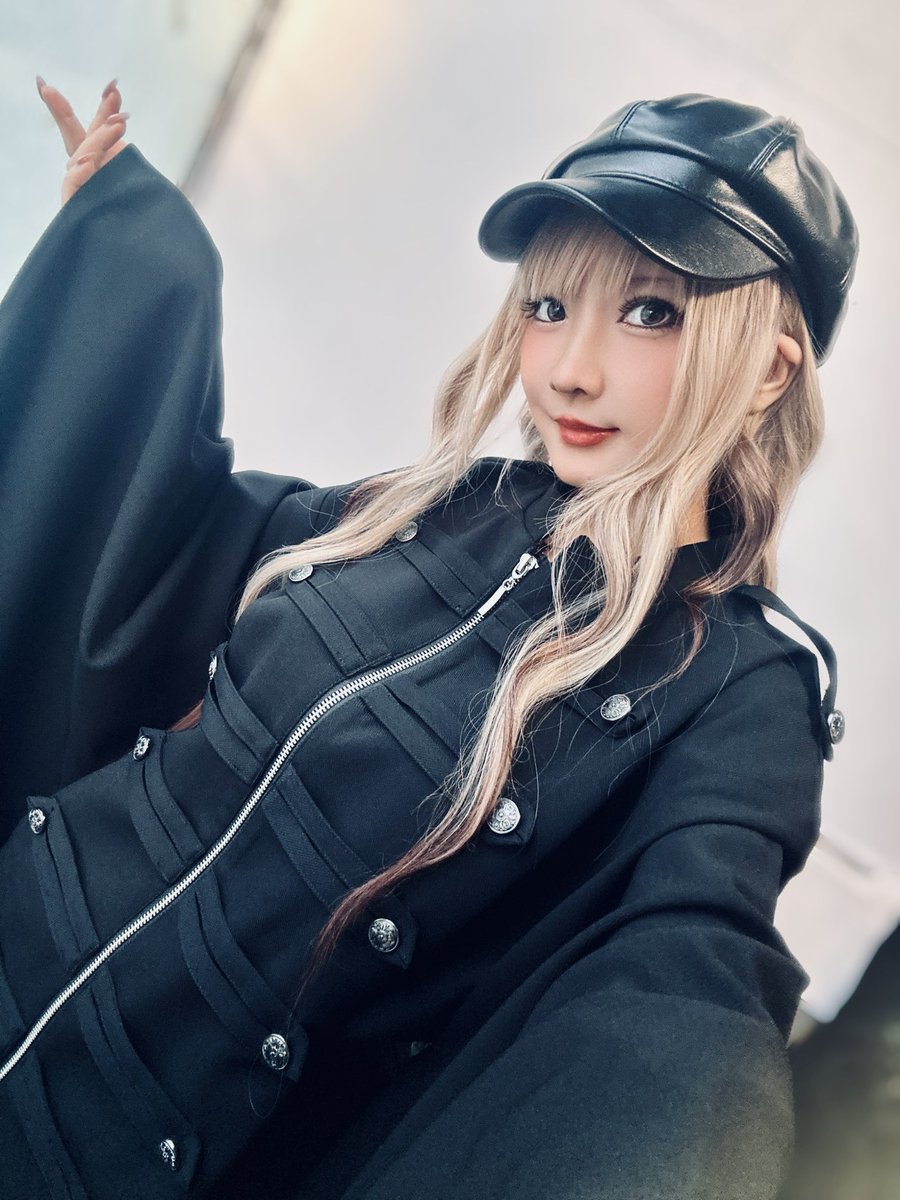 Kasyou3roshieru's tweet photo. 本日は『Kawai HALLOWEEN PARADE』
ファッションショーありがとうございました!
  
REZENさんの発売前のお洋服を着させていただきました!
和と洋がミックスされたダークな世界観が本当に大好き…!
 
会いに来てくれた皆さん、ありがとうございました!! https://t.co/i1bCsrFBOP