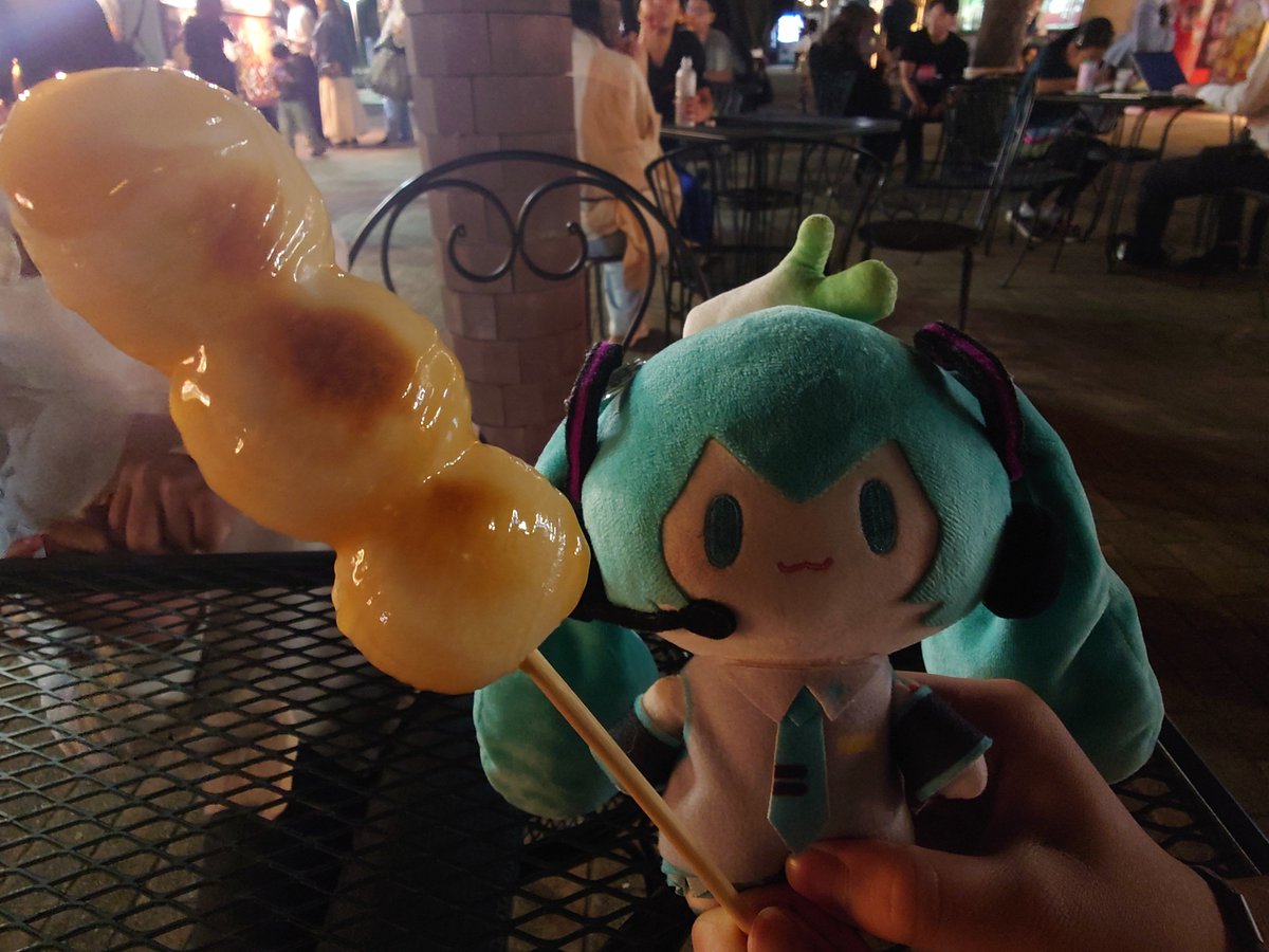 takyashi_chatra's tweet photo. 渋滞つかれた！サービスエリアだんご！ https://t.co/z5HhJmGi8Z