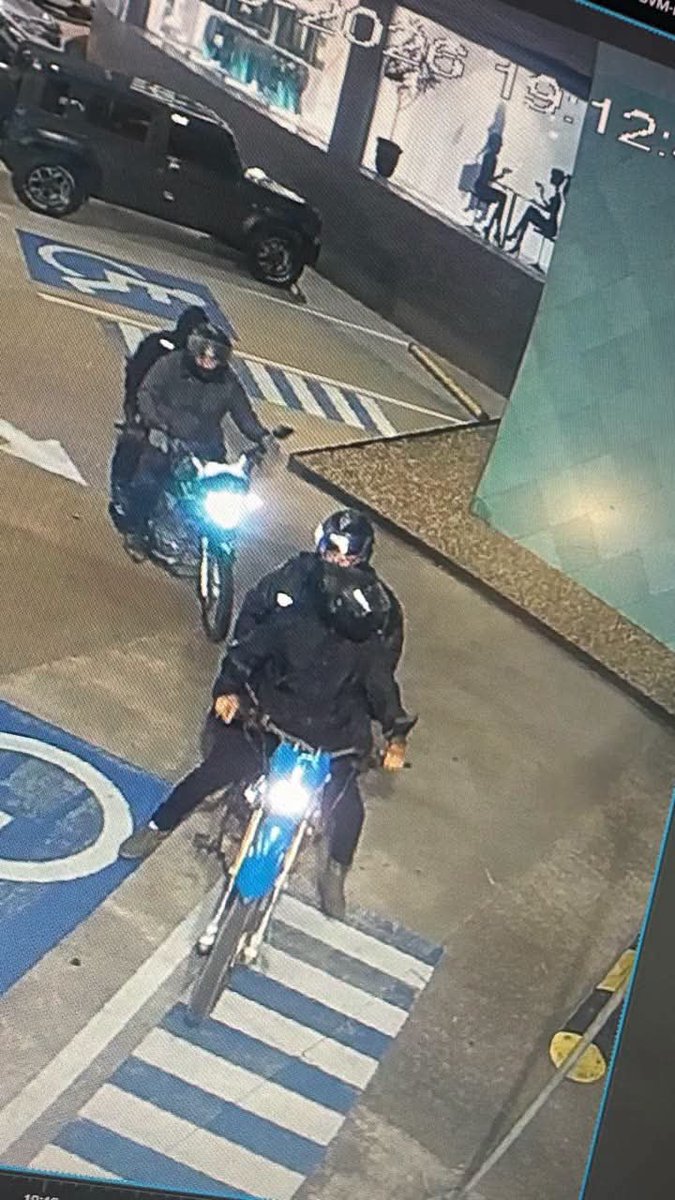 ZabalaThalia's tweet photo. #SANTACRUZ / ATRACO EN JOYERÍA EN LA CAPITAL CRUCEÑA.
Cámaras de seguridad captaron a cuatro hombres que participaron en el asalto armado a una joyería ubicada en el interior de un centro comercial ubicado en la zona del tercer anillo y avenida Busch, en la capital cruceña. https://t.co/pPZAQxQZ6Q