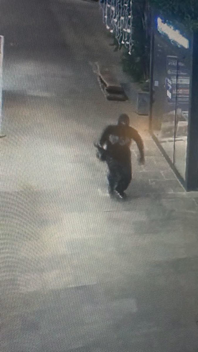 ZabalaThalia's tweet photo. #SANTACRUZ / ATRACO EN JOYERÍA EN LA CAPITAL CRUCEÑA.
Cámaras de seguridad captaron a cuatro hombres que participaron en el asalto armado a una joyería ubicada en el interior de un centro comercial ubicado en la zona del tercer anillo y avenida Busch, en la capital cruceña. https://t.co/pPZAQxQZ6Q
