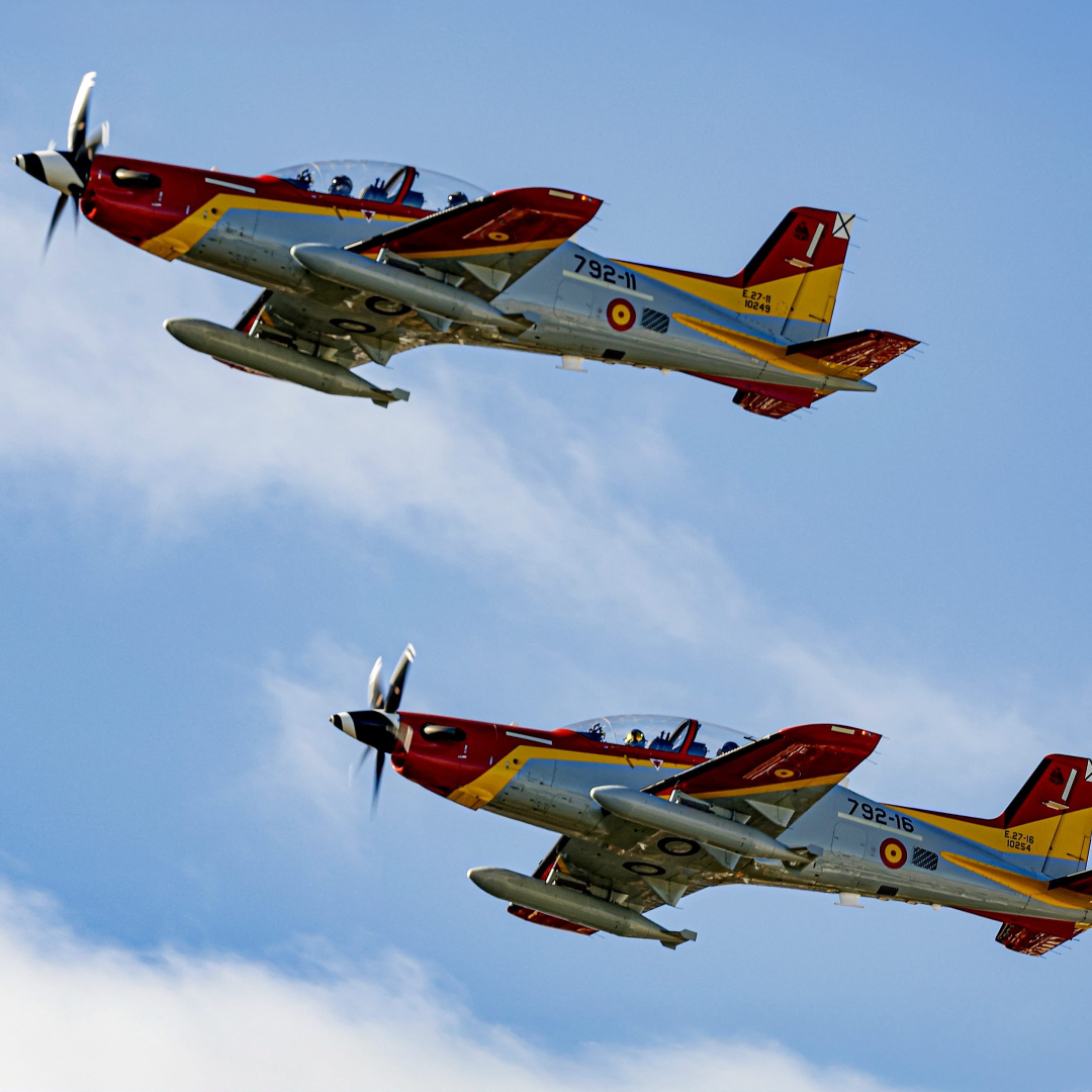 EjercitoAire's tweet photo. La Formación Mirlo sobrevuela Madrid en este #DFN26. 🇪🇸
Formada por aeronaves PC21 y compuesta por instructores de vuelo destinados en la Academia General del Aire y del Espacio. https://t.co/iKmEvTQLVf