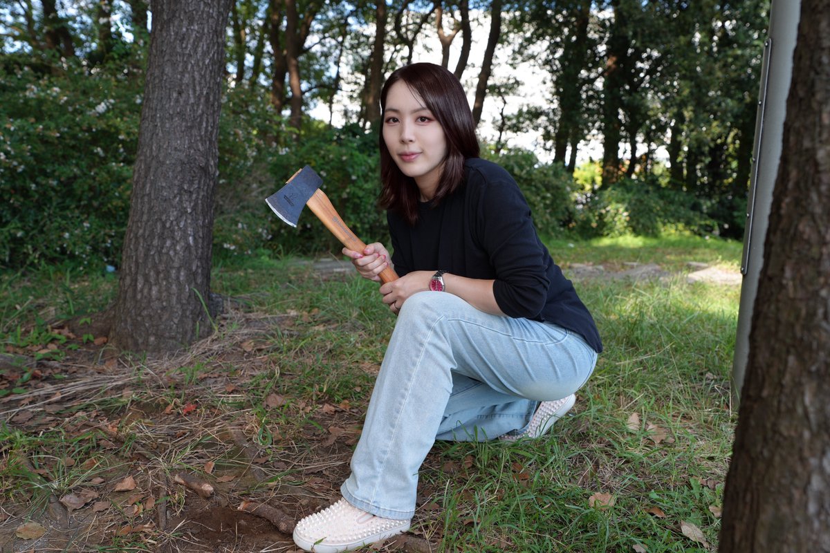 HashimotoKotoe's tweet photo. 米国政府は国際刑事裁判所(ICC)を制裁対象にした。
その理由について日本では報道されず、ICC側の立場を弁明するものであり「公平性」が存在しないため、なぜ今回の軋轢が発生しているのか述べたい。

まず、国際刑事裁判所とは、その裁判権に服することに承諾した「国家」の間で犯罪が起きたときに、善悪を判定する機関だ。

よって、裁判権に服しない(ローマ規程条約に加盟しない)国でどんな凶悪犯罪が行われても関係ない。

だから、チベットやウイグルでどんなことがされていても犯罪とはされない。

また、加盟国の国民に対して犯罪をしたとしても、その犯罪が現在進行中でも、着手した時点でICCに加盟していなければ無関係なんだな。

そう、継続して監禁して性犯罪を「現在」していたとしても、最初の性犯罪が「昔」ならOKという理屈じゃ。

よって北朝鮮による拉致問題は、犯罪であるとされていない。

さて、ICCの問題は、「何が犯罪なのか」という議論の前に、この「管轄権」で揉めているんじゃな。

株式会社が会社法を根拠に設立されるように、ICCはローマ規程条約を根拠に設立された。

そして、「国」に参加資格があるとした。

ところが、ICCは独自に「何が国か」という定義が出来ると主張して、パレスチナに裁判管轄を認めた。もちろん、ローマ規程条約にはそんなこと(国家認定権限)は書いていない。

そこで主に、問題となっていることは次の2点だ。

①パレスチナは国連で「オバザーバーステイト」だと定義されたから、「すなわち国家である」とICCが独自に認定した。これは超法規的な措置であり、一切の法的根拠が無かった。

②パレスチナ政府が実効支配している地域にガザ地区は含まれていないこと。

パレスチナの領土的範囲は1967年6月の第三次中東戦争以前の境界であるとされるが、

パレスチナ政府は「ファタハ党」の党首アバッス大統領が代表だが、ガザ地区はハマス党が支配し、ファタハ党員を全員殺害してしまった。

よってパレスチナ政府はガザ地区を現在、統治していない。ガザ地区で行われた如何なる民事裁判も刑事裁判も、徴税も、パレスチナ政府は関与できていないわけだな。

このような条件下で、2023年10月の「ハマスによるイスラエル攻撃」が行われた。

沢山の女性、妊婦、子どもが強姦され殺害され、そしてたくさんの人々が拉致された。中には0歳児もいた。

イスラエル政府は救出作戦を展開した。ここで問題が起きる。

ハマス党ま戦闘兵は「軍服」を持たない。民間人の服で武器を隠し持って戦うわけだな。

そして「軍事施設」は「病院や学校」とした。

挙句、パレスチナを支援する国連パレスチナ難民救済事業機関（UNRWA）、

つまり国連職員が、イスラエル攻撃に参加し、民間人の虐殺をしていたことが判明した。

シファ病院というガザ地区の病院にイスラエル軍が突入すると、

大量の武器弾薬、そして地下トンネルが発見された。

ハマス側は「これらの武器弾薬はイスラエルが持ち込んだものだ」と反論したが、地下トンネルは突入した僅かな時間で建設することはできない。

つまり、ガザ地区における戦闘は

①軍服をきていないが武器をもった相手から人質を救出する戦い、であり、

②軍事基地に病病院や小学校の外観があった、そして

③ガザ地区の国連職員が民間人虐殺をした戦闘員だった、

という非情に特殊な戦闘形態だった。

これに対して、ICCは次の理由で、イスラエルの首相、ネタニヤフに逮捕状を発行した。

①軍服をきていないならば民間人であり、お前は民間人を殺傷した。

②学校や病院があったならばそれは学校や病院である。お前は病院や学校を破壊した。

③国連職員がテロをしていても、国連職員であったことは事実なのだから、お前は国連の業務を妨害してガザ地区の人々を飢えさせた。

まあいうてもな？　

ワシは日本人だから、はっきりいってイスラエルとパレスチナの紛争など、直接関係ないよな。

なので中立公平な視点で語れるぞ。

はっきりいって、ICCの現状の基準を看過したら「日本がやばいこと」になるぞ。

何がやばいかというと、「偽装作戦をしたら大成功」ということだな。

つまり、民間人の服装での戦闘をした結果、返り討ちにされたらそれは民間人虐殺であり、

軍事施設に病院を併設したらそれは病院であるから攻撃したら犯罪であり、

国連職員がテロをしたから支援を中止させたら、それは犯罪である、ということな。

これは「日本の防衛」を非常に危険なものにする、ということだ。

実はこの戦い方、かつてあった「日中事変」そのものなんだよな。

そう、かつての日本の敵は、女性や子どもに武器をもたせて戦い、日本軍が応戦すると「民間人を殺害した」とし、

軍事基地を民間施設だと偽装し、

第三者(赤十字)の職員に自軍の戦闘員を潜り込ませ、戦闘行為に加担した。

これらの戦い方は、当然、今後の未来にも起き得る。

実際、現在の中国政府は「国防動員法」という法律を制定し、18才から55才の男女(障害者除く)に戦闘参加義務を定めている。

現在、この「戦闘参加義務者」の総数は、日本国内では既に警察と自衛隊の合算人数よりも多い。

工藤会とか日本のヤクザでも自動小銃を日本国内に持ち込めているよな。

国家が、武器弾薬を日本国内に持ち込み、どこかのマンション・倉庫に備蓄することは絶対的に不可能であると断言できるか？

こうして、「民間人の服装」をした戦闘員が出現して、警察・自衛隊が応戦して撃破したとき、

ICCはガザのように、こう判断したらどうする？

「日本の警察・自衛隊は民間人虐殺という犯罪をした」

そもそも、ICCは「A条約を締結していない国にA条約を適用してはならない」という「法の支配」(条約法適用に関するウィーン条約)を完全に無視している組織だ。

この「民間人の服装をした戦闘員を撃破したら犯罪」という謎の理屈は、

すでに米軍のアフガニスタン攻撃の際に発動された。

アフガニスタンでの戦いで、米軍の敵は「軍服」を着ていない。その辺の民間人の服装のまま武器を隠し持っている敵だ。

これと戦ったところ、ICCは「米軍人がアフガニスタンの民間人を拷問した」等の容疑で捜査を開始した。

なので今回の米国の制裁も「今後、米軍人が不当に拘束される可能性がある」ことを挙げている。

そもそもな、「軍服」という概念がどうして人類社会で発達したのか。

それは「もし、パジャマを着て戦闘に参加したらパジャマを着ている人全員が戦闘員に見えるから」なんだな。

つまり、軍服とは「敵に見せる」ためのものだ。

そうしないと民間人が攻撃目標になってしまうから。戦争とは自国の民間人を守るためにするものだった。

ところがこれは先進国の話で、汚いやり方だが、民間人を盾にして戦争をする連中がいる。

確かにICCはハマス党にも逮捕状をだした。しかし、その容疑には「民間人の服装で戦争をさせて、被害を民間人に拡大させたこと」は含まれていなかった。

つまり、ICCの問題点とは、

「管轄の決定に法的根拠がないこと」と「違法性の認定が特殊」なんだな。

こんな基準を日本や在日米軍に適用されたらたまったもんじゃないぞ。

ICCが設立された当初は、非常によく運用していたと思う。しかし、徐々にそれは変わっていったと思う。

特に「ICCは、何が国家なのか認定する権限が超法規的にある」としたあたりから、「中の人」が変化した印象を受ける。

共和政ローマ末期の政治家、キケロの『義務について』にはこんな一節がある。

「戦争においても法が存在し、敵に対してであっても、誓約に対する信義は守らなければならない」

そう、文明人の戦争にはルールがある。ナチスドイツも兵士は軍服を着ていた。

ところが、最近は「文明と非文明」の衝突があり、非文明は戦争のルールを守らない。

守らないため、どれが敵で、どれが民間用の食糧なのか、どれが敵兵の食糧なのかわからない。それを区別する法的義務もない。

よって、「敵兵の食糧だ」と思って攻撃したら、それは「民間人の食べ物だったので餓死者がでました」と宣伝される。

敵兵が全員パジャマを着ていたので、パジャマを着ていた人を撃ったら「民間人でした」と言われる。

そう。戦争の法はあくまで「文明国同士」に限定された法であり、非文明との戦争はいまだ国際法が整備されていない。

国際法自体が文明を前提とするからだ。

「子どもを使って敵の攻撃から逃れる」という戦闘をそもそも立法者は想定していない。

なぜならば文明国の戦争自体が子どもを守るために行われるからだ。

ICCの認定した「戦争犯罪」の基準は、極めて深刻な影響を及ぼすため、今回米国はICCの組織自体を制裁対象とした。

他人事ではない。

次に、戦争犯罪者だと指定されるのは自衛官・警察官である危険性をワシは警告する。

米国は現にそれを危惧して「制裁」をしたのだ。

----------------------------------------
【あと389人で供託金がたまる!】 

ワシの書いた大ヒット作『われ正気か！』が読み上げ配信になった! (0円登録・解約自由・速聴可能〕

【月額0円登録】(または4か月99円登録)
ワシの活動資金のため、下のリンクをクリック→「今すぐ登録する」をクリックして登録→「われ正気か」の検索を頼む！ いつでも解約できるので登録だけしてくれたら嬉しい！　お願いな！
 https://t.co/13ZRWwjN2Q 

（速聴（倍速で聞くこと）はボケ防止にいいぞ！ワシの祖父母も毎日していた。ワシは12才から18才まで毎日速聴して予備校にいかず旧帝に現役合格したから頭の筋トレなんじゃ） 

ワシの新刊『日本人をなめとるのか!』が出た!
いま認知戦が激しくなっている。
日本人を奈落の底に突き落とすための偽情報。
許せんぞ!という思いで、7人の子を育てつつ書き下ろした。
電子版もあってすぐ読めるぞ!
https://t.co/x824Jjh3Py

地元図書館にもリクエストしてな!

写真は薪割りしようとしているワシじゃ