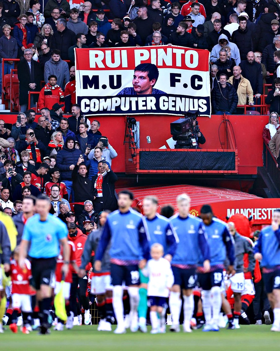B24PT's tweet photo. Os adeptos do Man United já têm uma tarja para Rui Pinto. https://t.co/c7E1XRiiQo