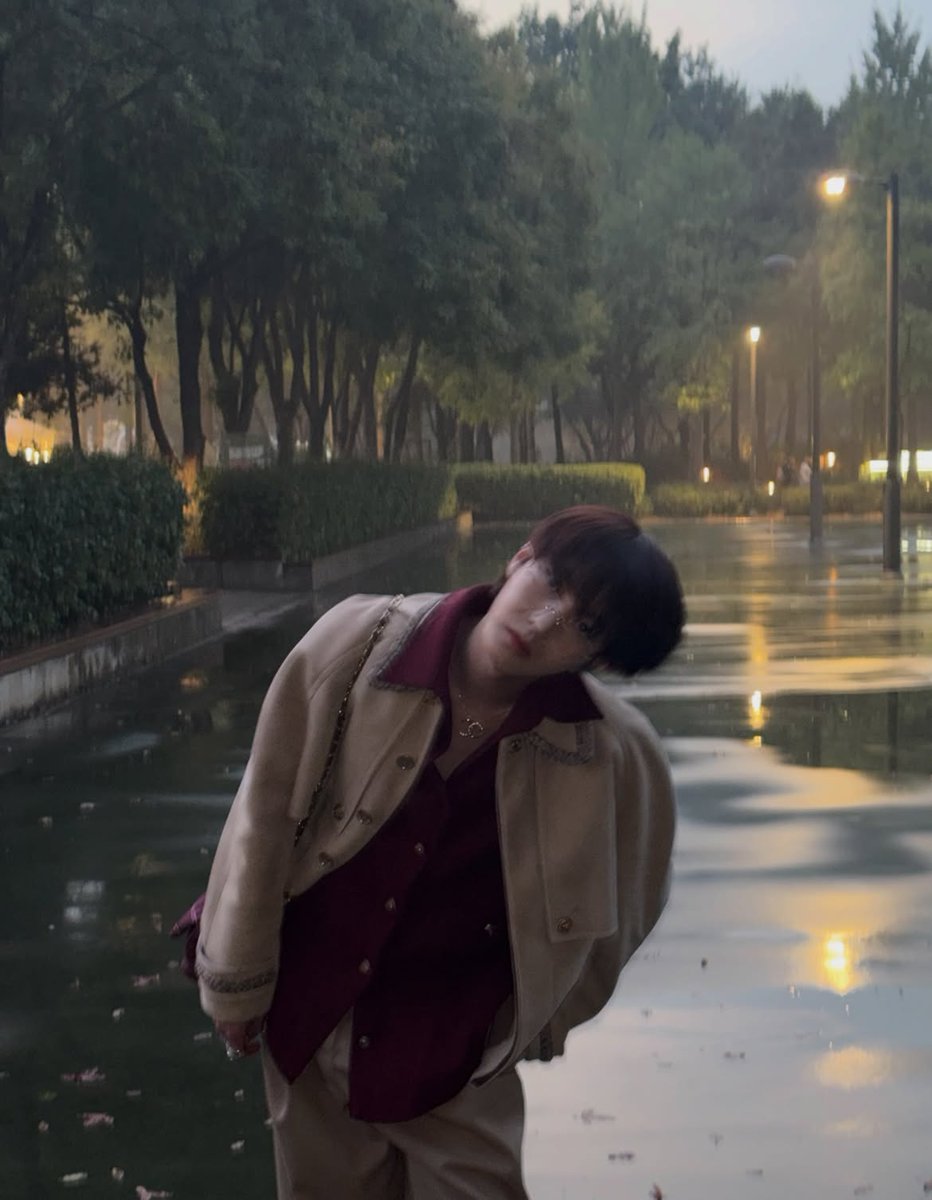 xiaorenbao's tweet photo. he's serving so douyin influencer here WTF https://t.co/3qll0QHReR