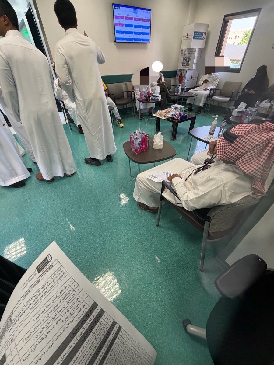 _yllq1's tweet photo. من قلب الحدث انا بالجامعي الأن 

والله العظيم كبار السن وطلاب الجامعه والعساكر والدكاتره والممرضين وموظفين الشركات كلهم جايين يتبرعون 🇸🇦🤍🤍🤍 https://t.co/7UUnome35c