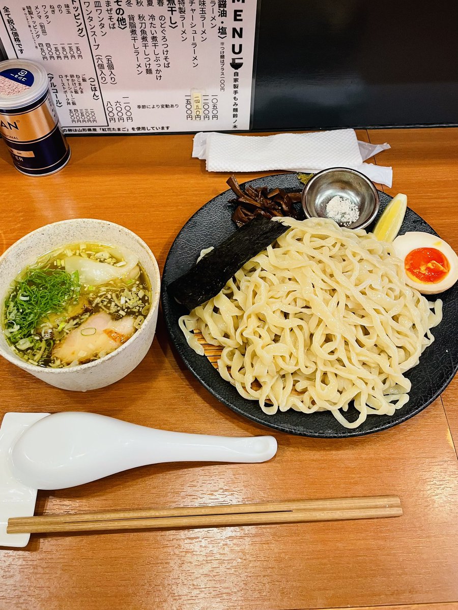 bloomramen's tweet photo. 自家製手もみ麺 鈴ノ木 さん　にて
「淡麗つけ麺｣ 特製風 塩 大盛り
日差し意外に強し つけ麺日和り
もちシコじんわり深み……さすがの味わいよ!
馴染んだ味に日々の吟味 創意工夫を感じつつ 評価が更に厳しそうな具にも感じ入る
で 毎秋の｢秋刀魚煮干つけ麺｣にも食指が動く🤭

2026年百四十七杯目 https://t.co/RMa8yDnPqE