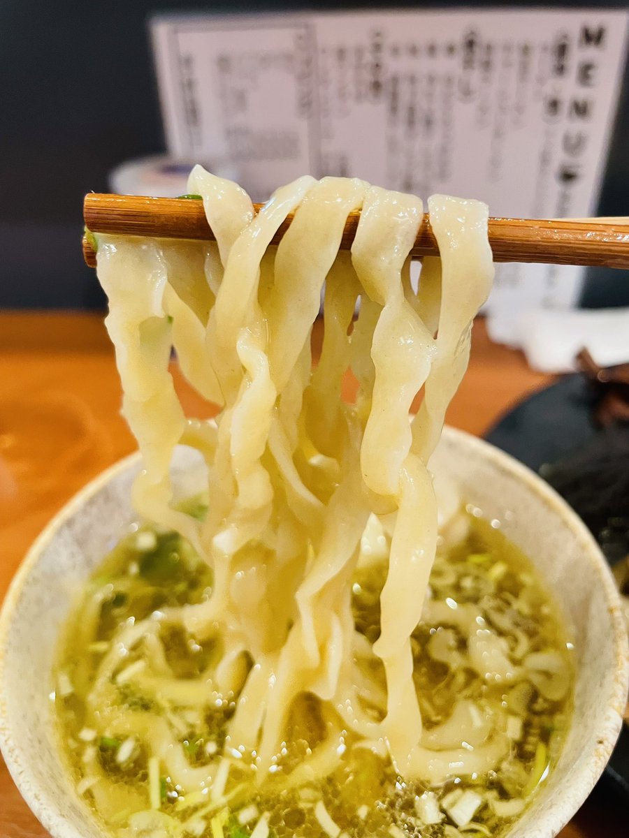 bloomramen's tweet photo. 自家製手もみ麺 鈴ノ木 さん　にて
「淡麗つけ麺｣ 特製風 塩 大盛り
日差し意外に強し つけ麺日和り
もちシコじんわり深み……さすがの味わいよ!
馴染んだ味に日々の吟味 創意工夫を感じつつ 評価が更に厳しそうな具にも感じ入る
で 毎秋の｢秋刀魚煮干つけ麺｣にも食指が動く🤭

2026年百四十七杯目 https://t.co/RMa8yDnPqE