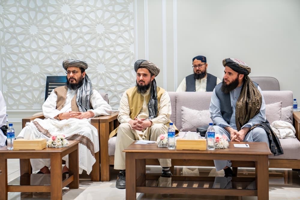 abdulmateenqani's tweet photo. د کورنیو چارو وزارت وزیر خلیفه سراج ‌الدین حقاني د اسلامي همکاریو سازمان د سرمنشي له ځانګړي استازي، ډاکټر طارق علي بخیت او مل پلاوي سره وکتل.

په دې لیدنه کې د زموږ هیواد او دی سازمان ترمنځ د اړیکو دپیاوړتیا، بشري او ټولنیزو موضوعاتو او په دې برخو کې د همکارۍ د پراختیا خبرې وشوې. https://t.co/a9Uia6h1Td