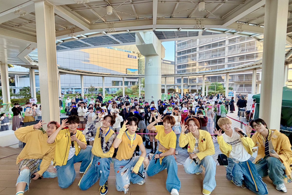 Protea_staff's tweet photo. ／
立川タクロス フリーライブ
ありがとうございました .ᐟ.ᐟ
＼

8人組ダンス&ボーカルグループ #バイプロテア です💐
🤍川村泰成 @taisei_protea 
💙出村香月 @katsuki_protea 
💚岡島源武 @motomu_protea 
🧡立嶋迅留 @hayato_protea 
💜飯泉遥斗 @haruto_protea 
💛大塚琉司 @ruiji_protea 
🖤鈴木博貴 @hiroki_protea 
🩷朝日奈侑史 @yuji_protea 

🎧セットリスト🎧
M1. Halley
M2. ★Dream Journey★
M3. はいよろこんで
M4. Brand New Day サビ入りNJS ver.
M5. 渇き

▽各配信サイト
https://t.co/bJEw1RAjKN

次回のフリーライブツアーは10/17(土)です❕
会場：アリオモール蘇我 屋外イベント広場

11:30~　「整理番号付き入場券」「特典券」配布開始
1部　12:45 OPEN / 13:00 START
2部　15:15 OPEN / 15:30 START

詳細はこちら
⇢ https://t.co/tQDYbYqPwr

📸特典会レギュレーション
写メ券：¥1,500(税込)

無料お見送り会あり👋🏻🌟
観覧無料です！是非お越しください🎤
