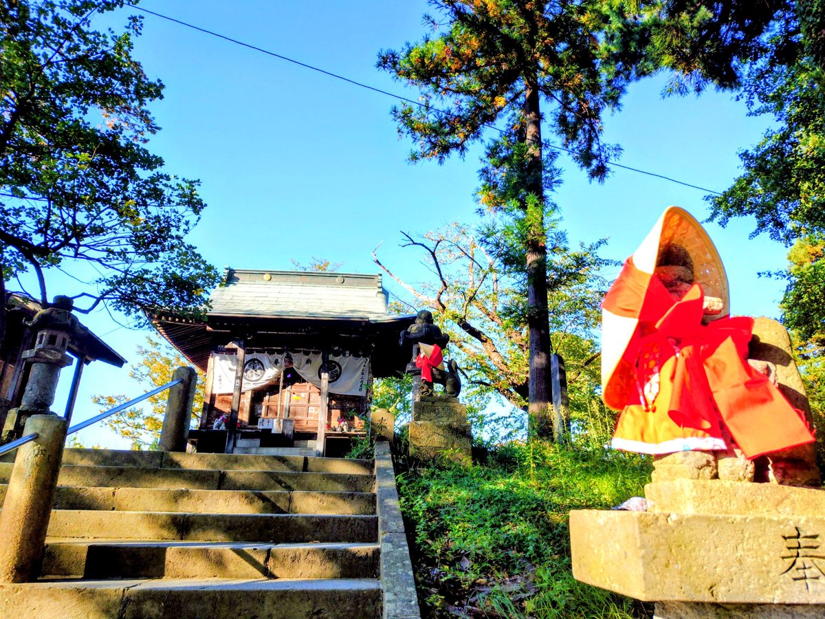 ropcshumi's tweet photo. #福島県 会津若松市
鶴ヶ城稲荷神社
鶴ヶ城

室町時代当時の領主蘆名直盛が築城の際、地域の田中稲荷神社へ祈念した。するとその夜夢に白狐が現れ神託を授けた。翌朝外の雪の上に点々と続く白狐の足跡を見つけその足跡の通りに縄張りを決め築城したという。白狐の加護に感謝し城内に神様を勧請した由 https://t.co/pFk3fUzAgJ