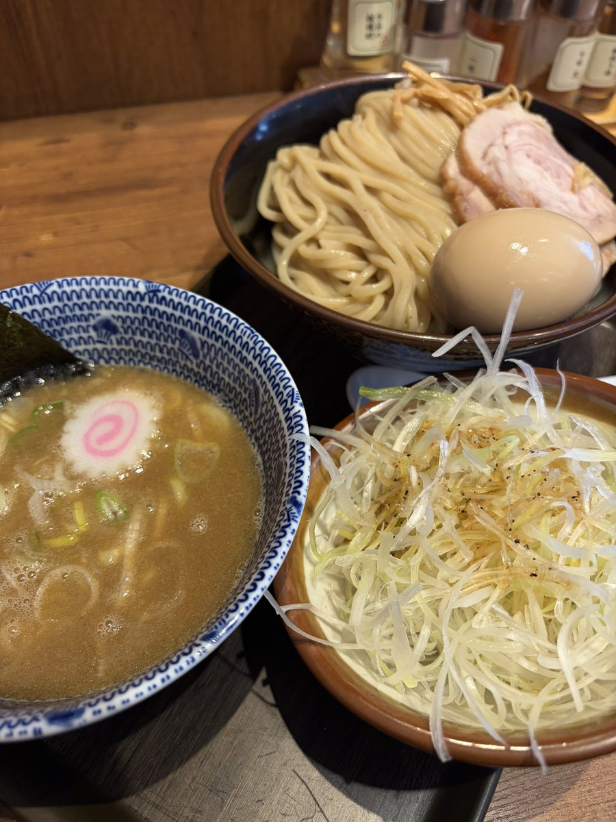 d_chan13's tweet photo. 半日休日出勤終わった今日のお昼は久しぶりに舎鈴へー🍜
特製つけめんに味付け白髪ネギトピ✨
つけ麺だとなんだかんだで落ち着く味の濃厚豚骨魚介だわー🐷🐟
ごちそうさまでした🙏
#舎鈴 https://t.co/Qmtzt1Ny8U