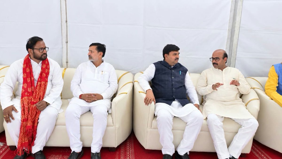 idharampalsingh's tweet photo. आज बस्ती में भारतीय जनता पार्टी के र���ष्ट्रीय महामंत्री श्री हरीश द्विवेदी जी के आवास पर पहुँचकर उनकी पूजनीय माताजी, स्वर्गीय श्रीमती यशोदा देवी जी के निधन पर श्रद्धासुमन अर्पित कर भावभीनी श्रद्धांजलि दी एवं शोकाकुल परिवार के प्रति अपनी गहरी संवेदनाएँ व्यक्त किया।

 इस दुःखद घड़ी में ईश्वर से प्रार्थना है कि दिवंगत पुण्यात्मा को अपने श्रीचरणों में स्थान प्रदान करें तथा ��ोक संतप्त परिवार को इस अपार दुःख को सहन करने की शक्ति एवं धैर्य प्रदान करें।

ॐ शांति! 🙏