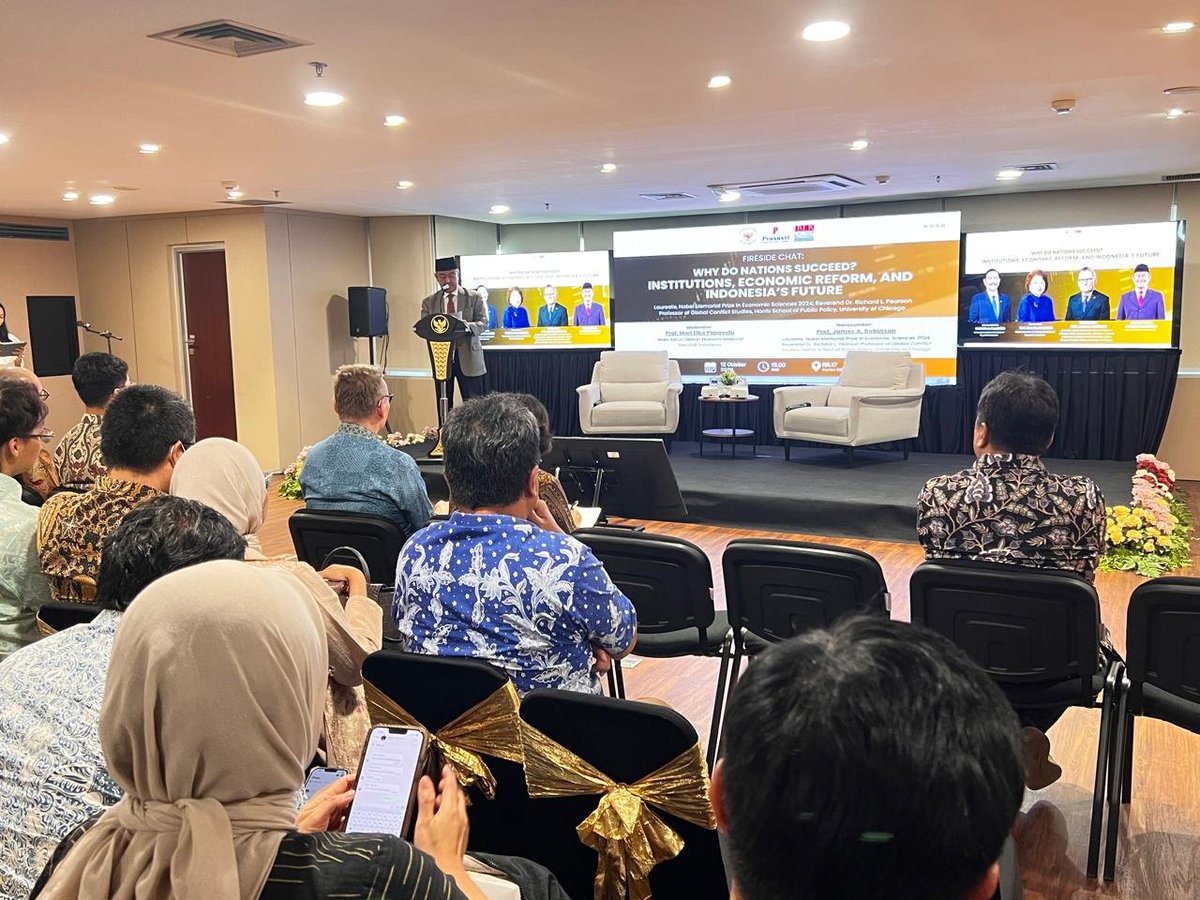 JimlyAs's tweet photo. Opening speech diskusi dg James Robinson pemenang hadiah nobel yg bersama Daron Accemoglu menulis buku "Why Nations Fail". Saya a.n. Prasasti Institute sbg penyelenggara, ditutup oleh Ketua DEN, Luhut Panjaitan. Diskusi dipimpin
Mari Elka Pengestu. Diskusinya hangat &amp; inspiratif https://t.co/tUT6wGyPLM
