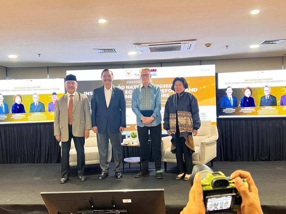 JimlyAs's tweet photo. Opening speech diskusi dg James Robinson pemenang hadiah nobel yg bersama Daron Accemoglu menulis buku "Why Nations Fail". Saya a.n. Prasasti Institute sbg penyelenggara, ditutup oleh Ketua DEN, Luhut Panjaitan. Diskusi dipimpin
Mari Elka Pengestu. Diskusinya hangat &amp; inspiratif https://t.co/tUT6wGyPLM