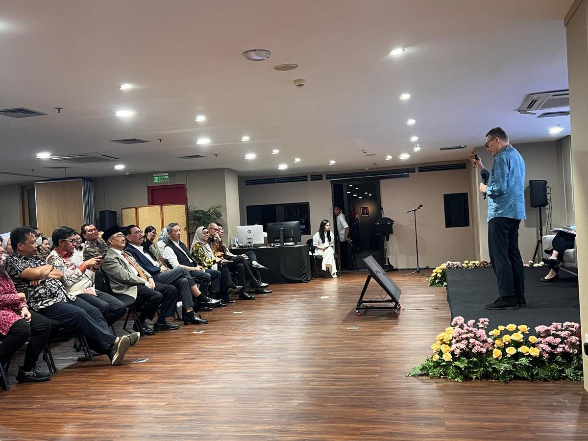 JimlyAs's tweet photo. Opening speech diskusi dg James Robinson pemenang hadiah nobel yg bersama Daron Accemoglu menulis buku "Why Nations Fail". Saya a.n. Prasasti Institute sbg penyelenggara, ditutup oleh Ketua DEN, Luhut Panjaitan. Diskusi dipimpin
Mari Elka Pengestu. Diskusinya hangat &amp; inspiratif https://t.co/tUT6wGyPLM