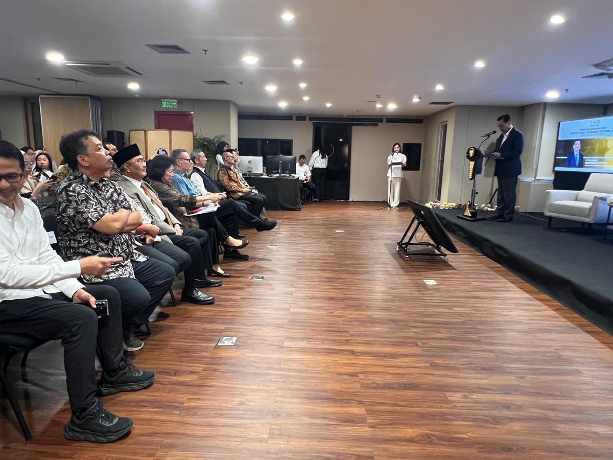 JimlyAs's tweet photo. Opening speech diskusi dg James Robinson pemenang hadiah nobel yg bersama Daron Accemoglu menulis buku "Why Nations Fail". Saya a.n. Prasasti Institute sbg penyelenggara, ditutup oleh Ketua DEN, Luhut Panjaitan. Diskusi dipimpin
Mari Elka Pengestu. Diskusinya hangat &amp; inspiratif https://t.co/tUT6wGyPLM
