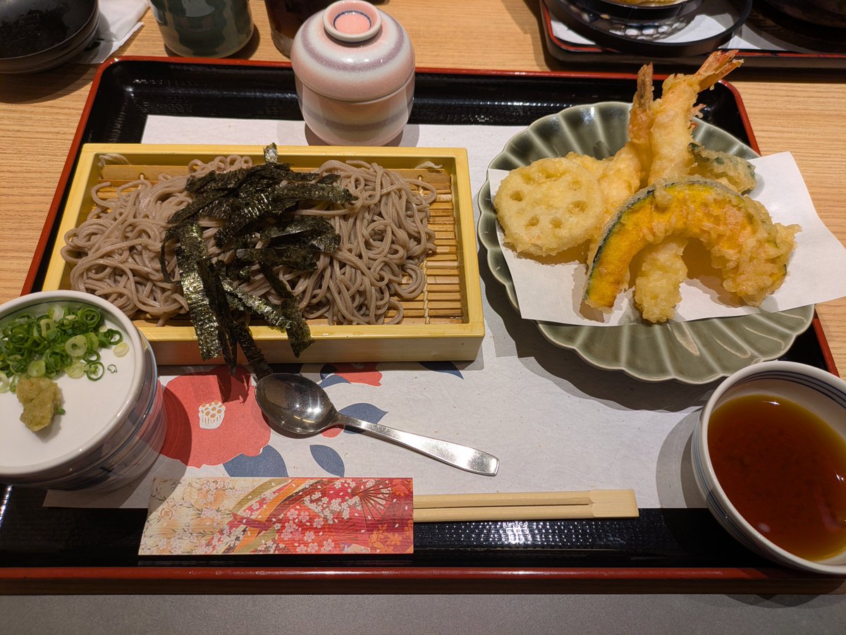 KIVA_PSO2ship6's tweet photo. 本日は両親と外食へ
カツ丼とか天丼とか
米を食べたい気持ちでしたが
蕎麦にしてみました(笑)
※なお天ぷら食ってるので±ゼr…etc.
美味しいモノ食べるのも
大事ですからね(●´ω｀●)
ごちそうさまでした🙏 https://t.co/ku4kK1B5Nn