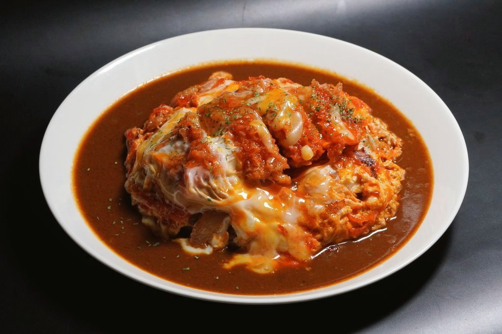 curry_nibantei's tweet photo. とんでもない数の返信と引用をいただいており、すべてには対応しきれなくなってしまいました。

でも、一つだけ。言わせてください。

【カツは、絶対に切りません！】

※1 多くの方が勘違いされている点として、当店のカツは基本的には『ヒレカツ』です。一般的なカツとして想起されるロースカツを切らずに出してるならそれは僕自身も『切れよ』というスタンスを取ります。切れよ派の皆様と同じ気持ちです！

※2 やむを得ない事情のお客様からのカットのリクエストは普通に承ってます。

※3 カットしたほうが美味しく食べられると判断した商品については、デフォルトでカットしております。
（写真１）かつ丼カレー
（写真２）プレミアムカツカレー（肩ロース）