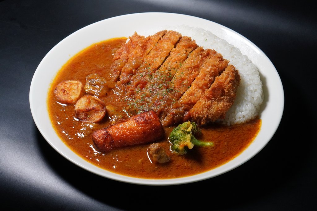 curry_nibantei's tweet photo. とんでもない数の返信と引用をいただいており、すべてには対応しきれなくなってしまいました。

でも、一つだけ。言わせてください。

【カツは、絶対に切りません！】

※1 多くの方が勘違いされている点として、当店のカツは基本的には『ヒレカツ』です。一般的なカツとして想起されるロースカツを切らずに出してるならそれは僕自身も『切れよ』というスタンスを取ります。切れよ派の皆様と同じ気持ちです！

※2 やむを得ない事情のお客様からのカットのリクエストは普通に承ってます。

※3 カットしたほうが美味しく食べられると判断した商品については、デフォルトでカットしております。
（写真１）かつ丼カレー
（写真２）プレミアムカツカレー（肩ロース）