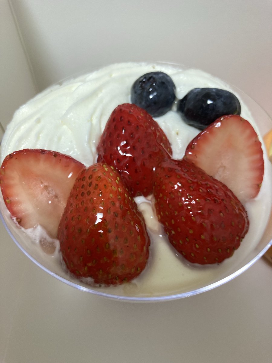 umigawa1011's tweet photo. 昨日はたくさんのお祝いを頂きありがとうございました

おかげさまで最高の誕生日になりました😆

今年は西宮ガーデンズの阪急百貨店にあるパティスリー菓響でケーキを購入！

甘いものがたっぷり😋
好きなお店のケーキを堪能しました！
 
33歳になっても甘いものには敵わないね…🤣

#兵庫
#スイーツ https://t.co/tXVXDkAMCQ