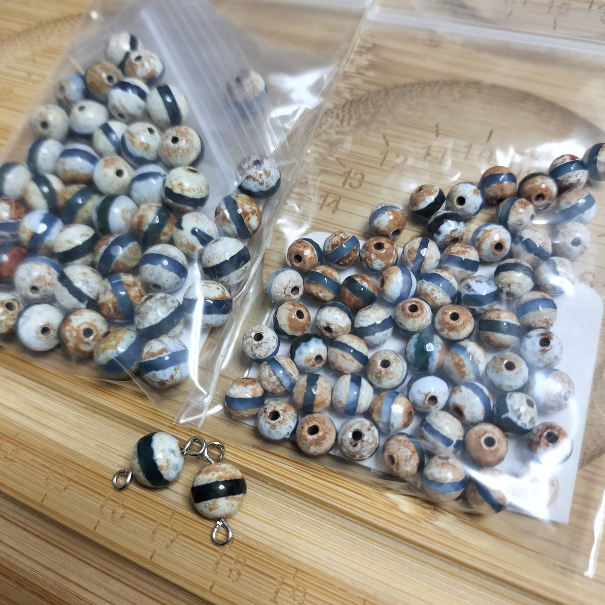 to_ru_can's tweet photo. 色味が気に入って買った【薬師珠天珠】でピアスを作ろうと思います☺️👍️
ラインのところが透けてて綺麗なブルーです🫶
この色合い、普段着に合わせやすい♥(*´ω｀*) https://t.co/XaMcwiBEyC