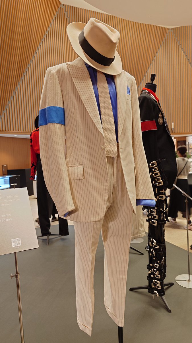 Miku_Hayase's tweet photo. 阪急であったマイケルの衣装展に行ってきたよ(*^^*)ファンデーションついてたり、思い出の衣装が至近距離で展示されてて感動でした。
＃阪急　＃マイケル・ジャクソン衣装展 https://t.co/EGPAM1RZqn