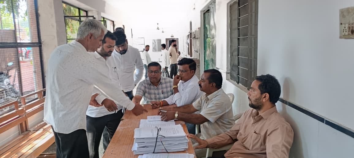 DcDmPali's tweet photo. पंचायत चुनाव के द्वितीय चरण की लोक सूचना मंगलवार को होगी जारी
हेल्प डेस्क से पंचायत समिति सदस्य चुनाव के लिए 26 जनों ने लिए 31 नाम निर्देशन पत्र’’
@ECISVEEP @CeoRajasthan @RajCMO @RajGovOfficial @DIPRRajasthan @RDPR_Rajasthan @PaliZila @sveep_pali https://t.co/zlKnTexC9W