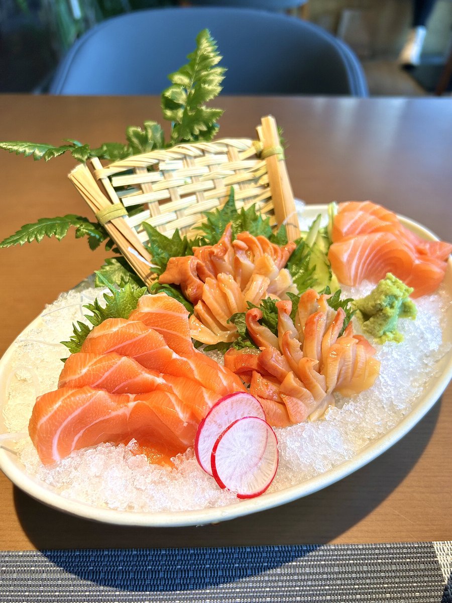 MeaSure_5ux's tweet photo. [食堂の定食は毎回異なる味で、今日は特に美味しい！彩り豊かで、器も素敵で、食欲が一気に湧いてきた！食事を楽しむことを拓く、そんな一日の始まりだ！] https://t.co/owYVVYHtmc