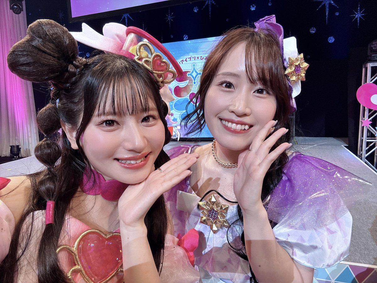 hanaka_IBERIs's tweet photo. #プリプリライブ

望永エマ役💜鈴木みのりさん

同じステージに立てたことが本当に嬉しいです😭
高校時代、みのりんごさんの歌い方を研究してずっと真似していたこともあります。

お芝居も歌も尊敬しています…！
現場で優しく声をかけてくださるのもいつも本当に嬉しいです🫶🏻︎💕︎

大好きです！ https://t.co/D2JJGjfmYW