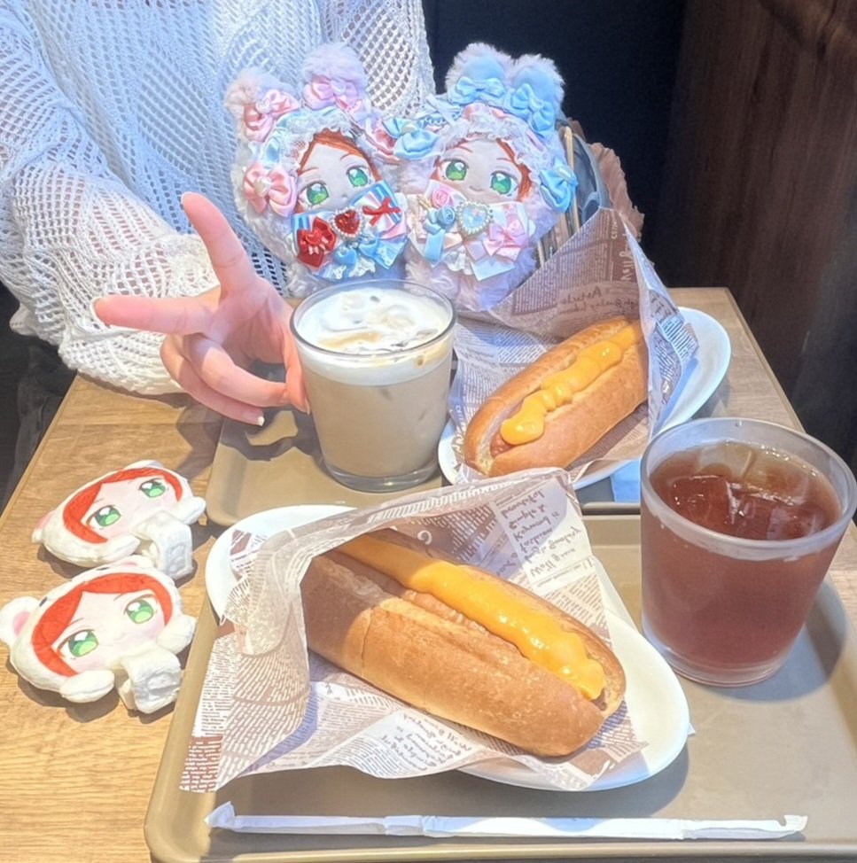 hajin_2_'s tweet photo. 韓国に帰る前に、みや田ちゃんと朝7時に会って2時間くらいおしゃべりしたよ！🙌🏻✨ 楽しすぎて時間が経つのも忘れちゃったけど、バイバイするのが悲しくて…ずっと一緒にいたかった😭

((一緒にコスしたときの写真で、スマホの壁紙おそろいにしたよ///🩵🩷 https://t.co/wXavbDkv9f