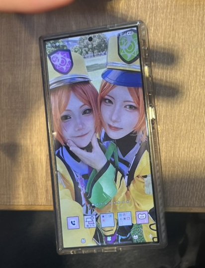 hajin_2_'s tweet photo. 韓国に帰る前に、みや田ちゃんと朝7時に会って2時間くらいおしゃべりしたよ！🙌🏻✨ 楽しすぎて時間が経つのも忘れちゃったけど、バイバイするのが悲しくて…ずっと一緒にいたかった😭

((一緒にコスしたときの写真で、スマホの壁紙おそろいにしたよ///🩵🩷 https://t.co/wXavbDkv9f