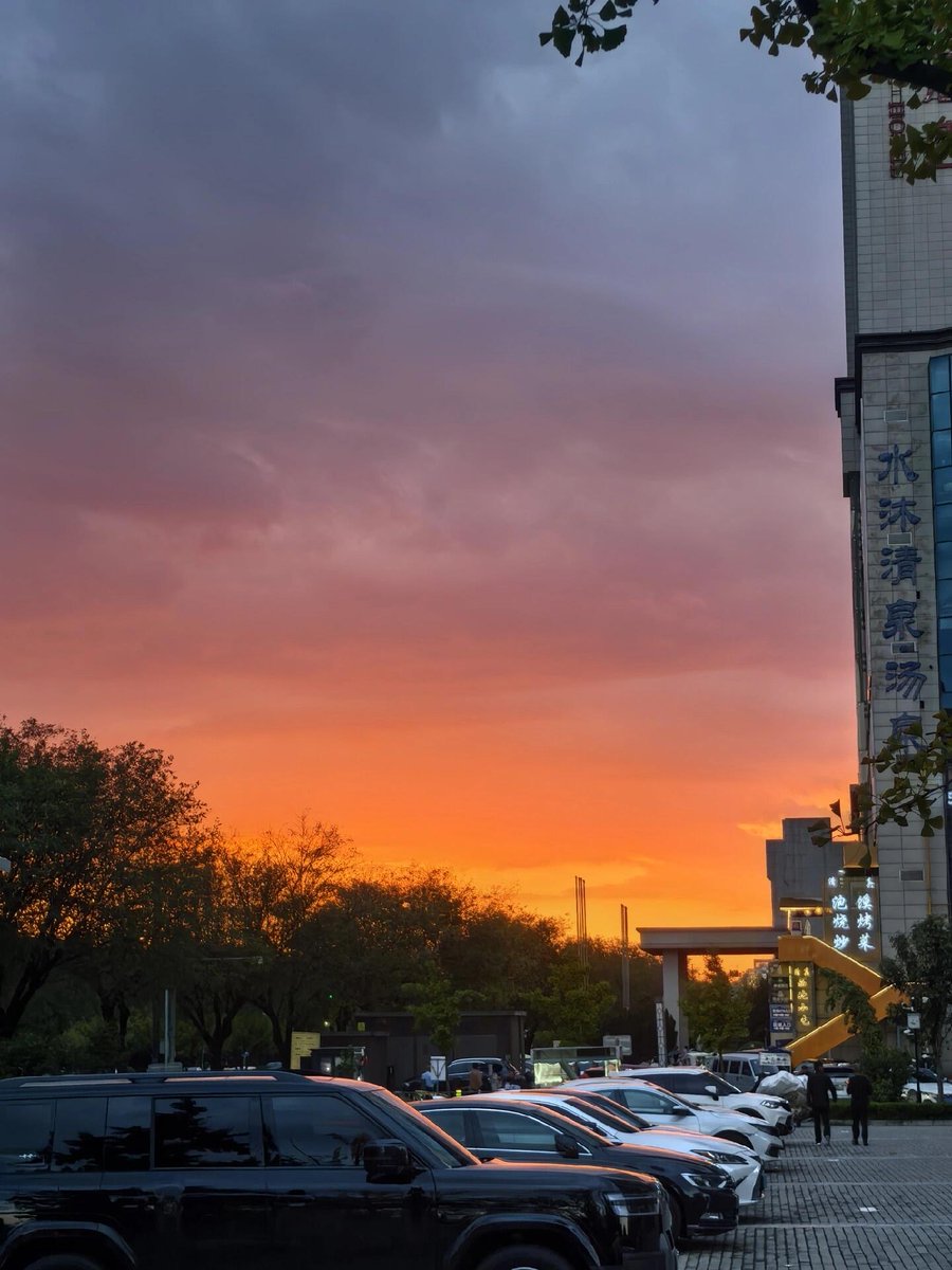 xdan0001's tweet photo. The sunset is so beautiful today! https://t.co/LiRaIt9P0K