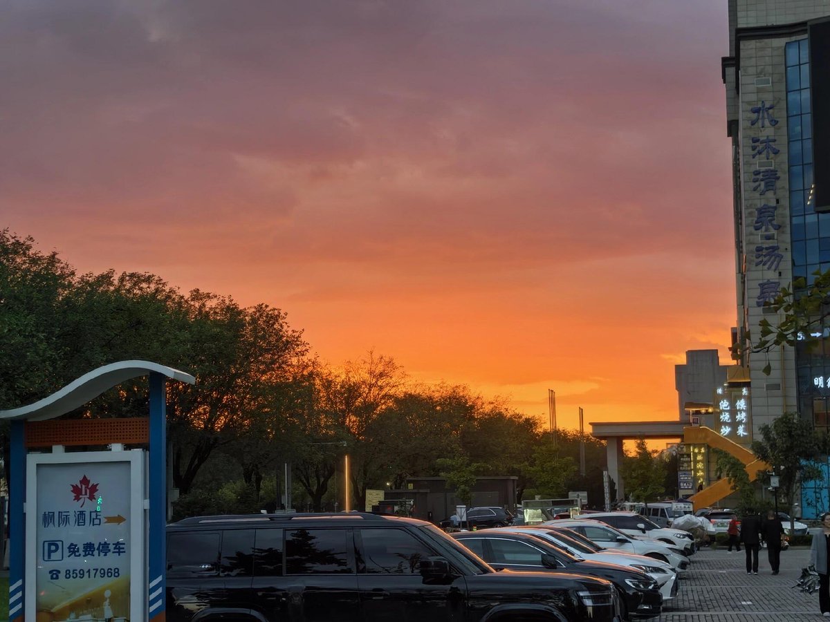 xdan0001's tweet photo. The sunset is so beautiful today! https://t.co/LiRaIt9P0K