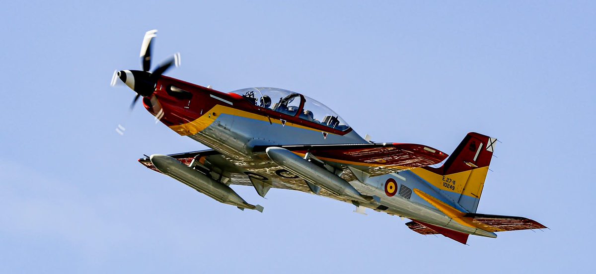Defensagob's tweet photo. 🛩️Espectaculares primeros planos de los aviones del @EjercitoAire que han surcado el cielo de Madrid durante el acto central del #DFN26, y que han hecho las delicias de los miles de asistentes al desfile.
👏🏻 ¡Una pasada! https://t.co/nTijDCNbwV