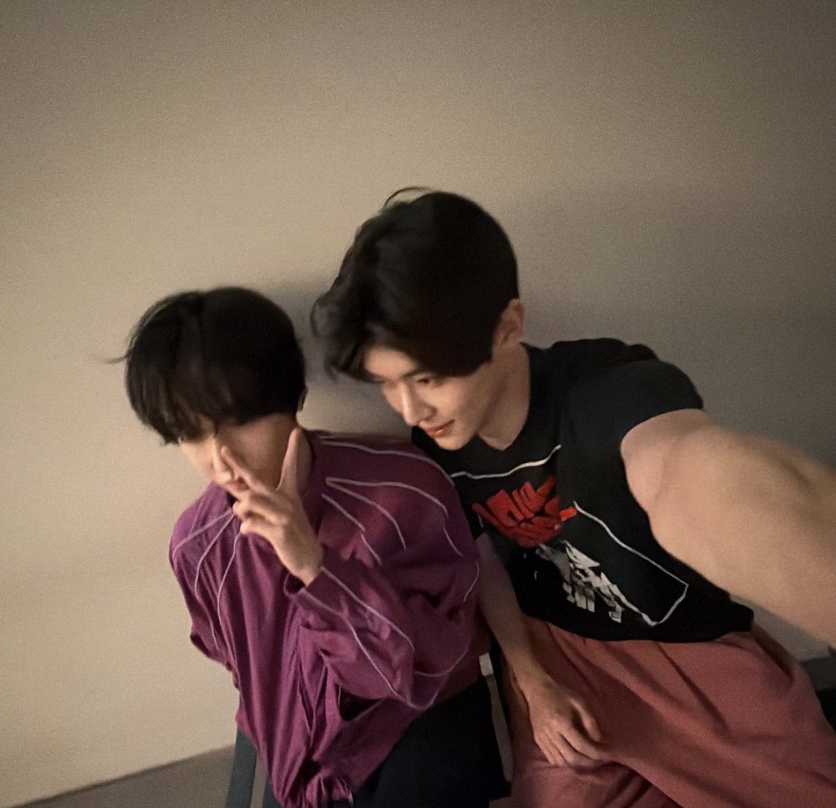 chrryever's tweet photo. 시온 원빈 02즈 !! https://t.co/VSfkttruIQ