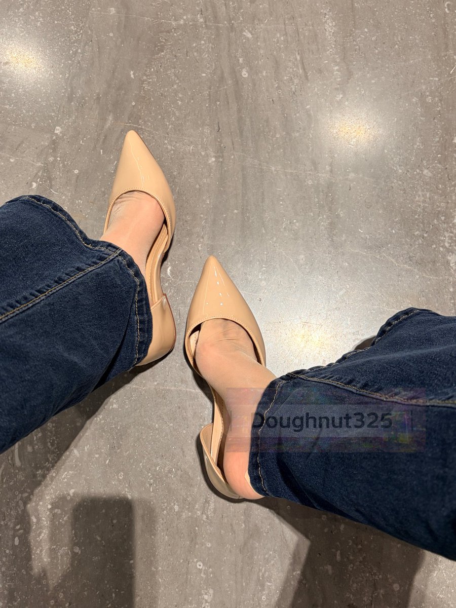 Doughnut325's tweet photo. 果然穿丝袜不那么容易磨脚 https://t.co/ODkrgxtpfK