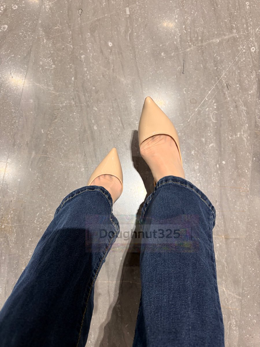 Doughnut325's tweet photo. 果然穿丝袜不那么容易磨脚 https://t.co/ODkrgxtpfK