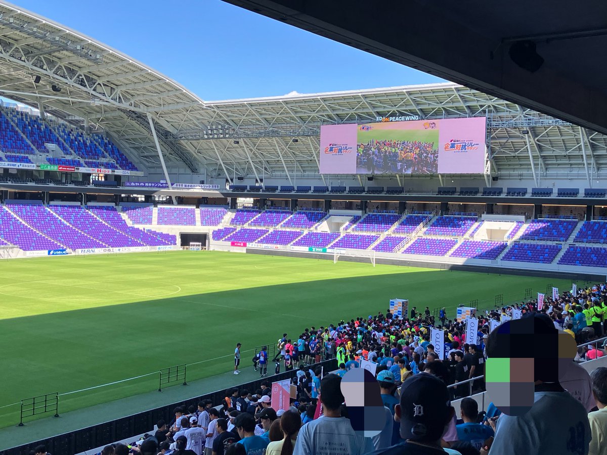 takiosk603's tweet photo. 土日はお好み県に行ってたんですが、ピース🏟️ウイング見に行ったら偶然イベントやってて中に入れた…何というラッキー！ピッチも近いしチームカラー出してめっちゃキレイで素晴らしいスタジアムだった https://t.co/dU9WUUCLbE