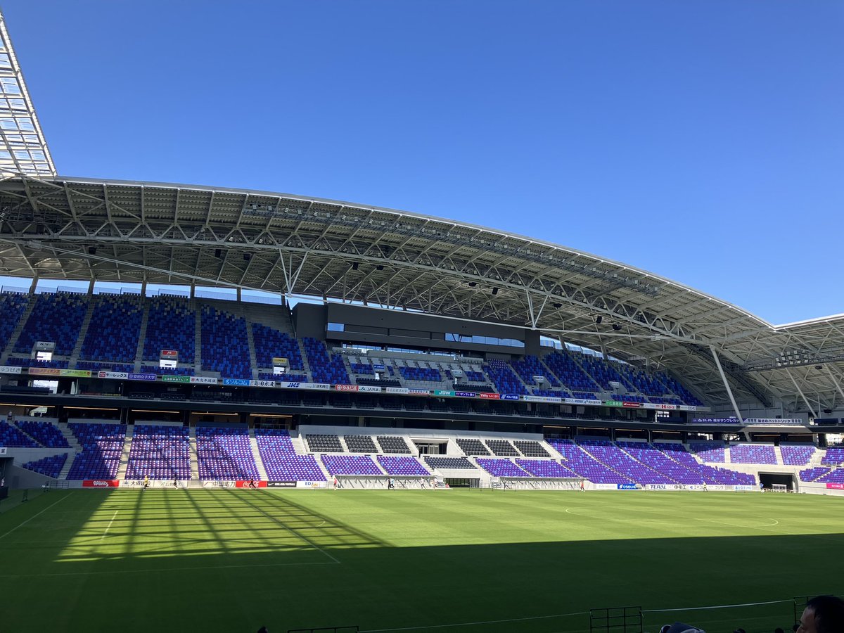 takiosk603's tweet photo. 土日はお好み県に行ってたんですが、ピース🏟️ウイング見に行ったら偶然イベントやってて中に入れた…何というラッキー！ピッチも近いしチームカラー出してめっちゃキレイで素晴らしいスタジアムだった https://t.co/dU9WUUCLbE