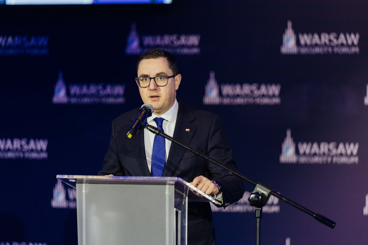 ME_GOV_PL's tweet photo. Minister Energii @motykamilosz podczas @WarsawForum: 💬 Energia nie jest już wyłącznie kwestią gospodarczą. Stała się sprawą bezpieczeństwa narodowego. Żadna nowoczesna armia nie może funkcjonować bez paliwa i energii elektrycznej. Żaden szpital ani szkoła nie mogą działać bez prądu.