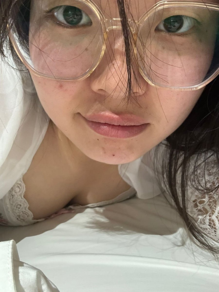 ManishNandle's tweet photo. 清纯眼镜妹女大学生 一副爱学习的老实摸样 刚上大一就被精神小伙约炮干了起来 无毛肥鲍紧致 大吊快速抽插 不敢大声叫床 轻声娇喘呻吟
更多精彩内动👇 📷 
httpst.meaiduanjuba01
#反差ㅤ #眼睛    #大学生   #精神小妹 https://t.co/iAQx388b3F