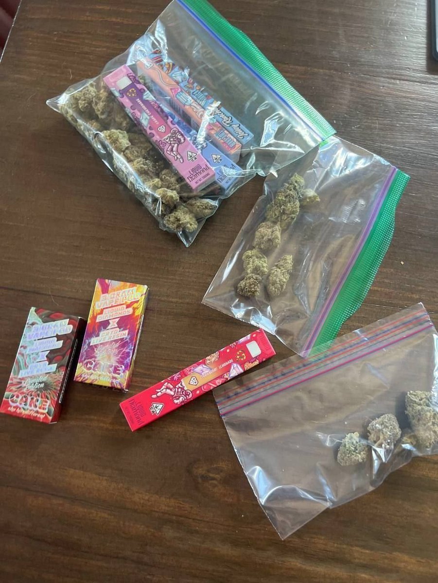 budpuffbox11021's tweet photo. 200 test run zip of gas ⛽️ 🔥 with 5 favorite 2G dispo and 2 3gram cakes 🎂 Tappin with this for all new customers to build some good business trust so we both eat together 🏆. You’re gonna enjoy 😊 any thing you oder from us 🥰🥰 https://t.co/Fq1OdHojFd