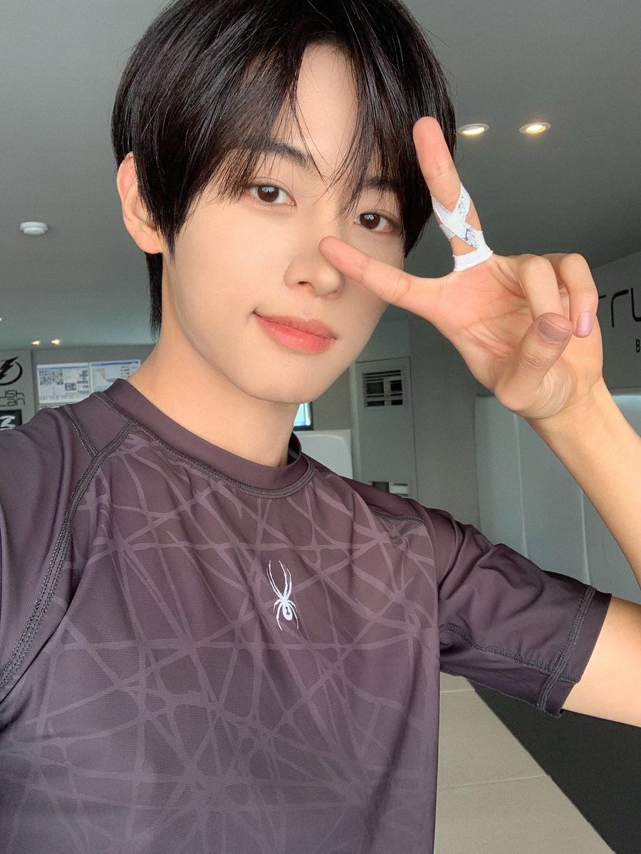 yongfiles's tweet photo. handsomest boy ever 🖤

#JANGYONGHOON #장용훈 #IDID #아이딧 https://t.co/AEX2GFEnHT