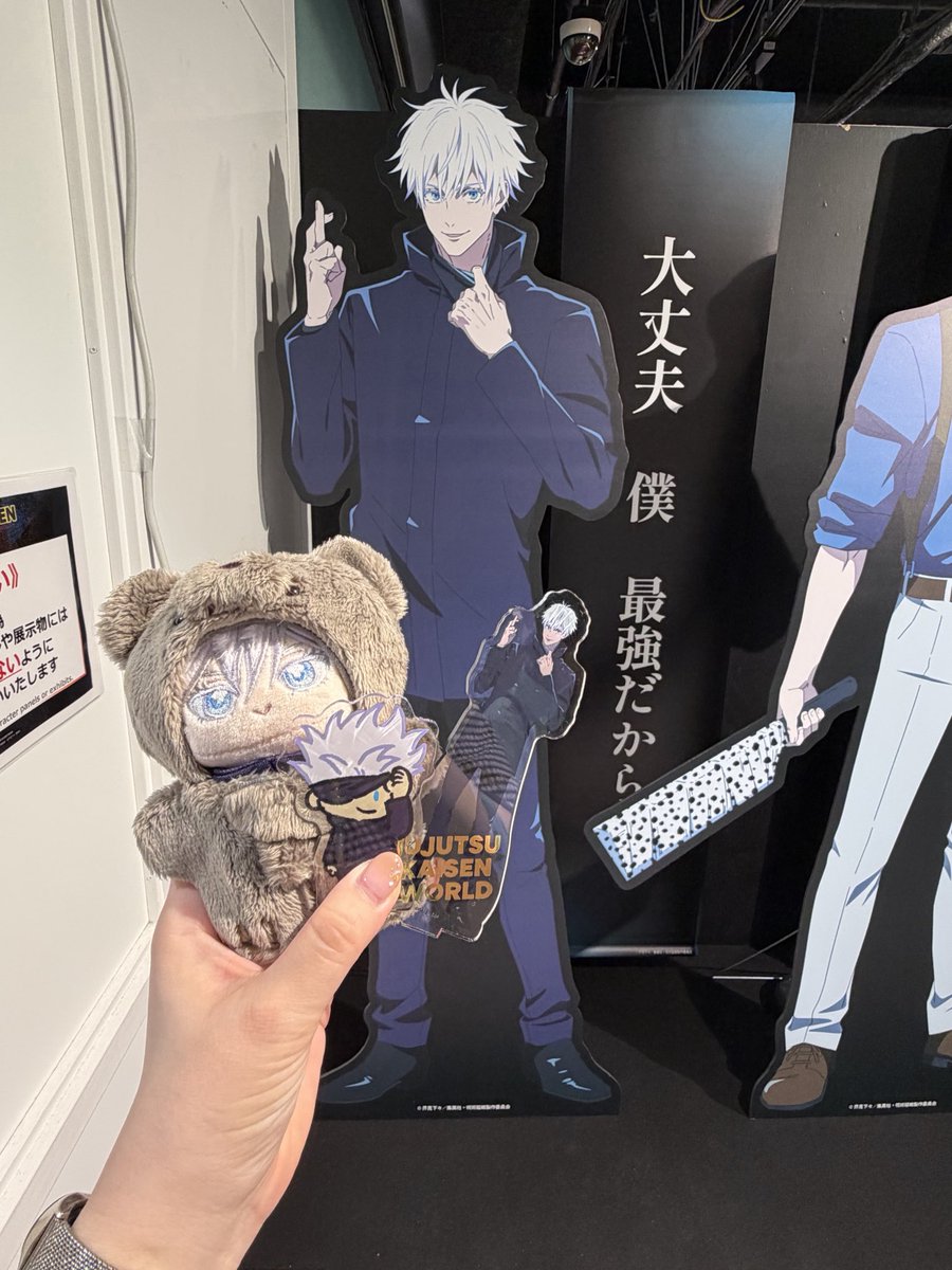 sakuharusno's tweet photo. 五条先生の上着着れて感無量。
デブすぎてパツパツだったけど😭
マジで痩せようと何万回目の決意した😂
東京と違ってスタンディングでカフェを名乗るのは如何なもんかと思いますわ。初ピザ立ち食い。 https://t.co/aHqxKcxYqG