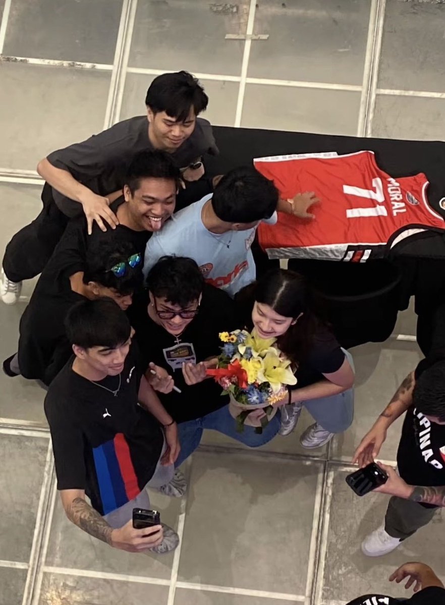 unknownfiles__'s tweet photo. this angle is everything. sobrang kyut lang. always the baby talaga si deng wherever she goes. you mess with her? you'll face these boys because they are her people 🥺🤧 https://t.co/jnQKsYpnet