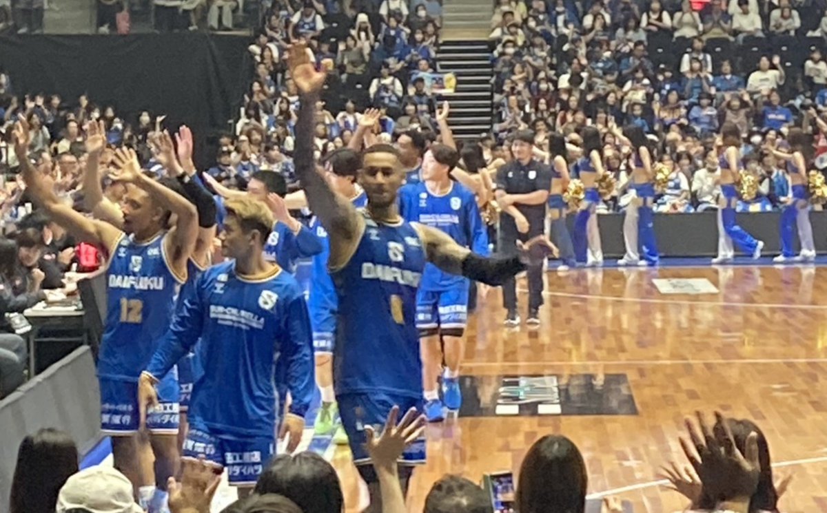 orudegaja's tweet photo. 皆様お疲れ様！
滋賀レイクス連敗ストップ❗️
圧勝で勝てたー👊
ザック選手が大暴れ⚡️
全員ロスターでて貢献✌️
友人やフォローワーさんと試合観戦
この調子で沖縄戦も勝って欲しいなー
明日から仕事頑張るぞ⚡️
ゴーゴーレイクス💓 https://t.co/7E2d1oMLc6