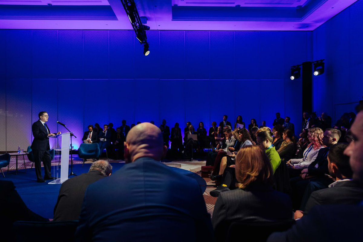 ME_GOV_PL's tweet photo. Minister Energii @motykamilosz podczas @WarsawForum: 💬 Kiedy w lutym 2022 roku Rosja rozpoczęła pełnoskalową inwazję na Ukrainę, Europa musiała zmierzyć się z brutalną rzeczywistością. Przez lata wielu wierzyło, że handel surowcami energetycznymi pomoże zagwarantować pokój. Rosja wykorzystała jednak energię do wzbudzania strachu i wywierania presji politycznej.